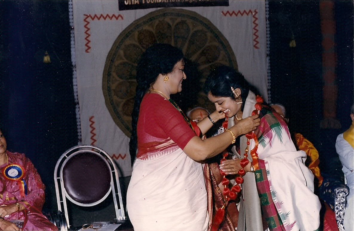 Jayanthi Sundar being felicitated by Guru Padma Subramaniam